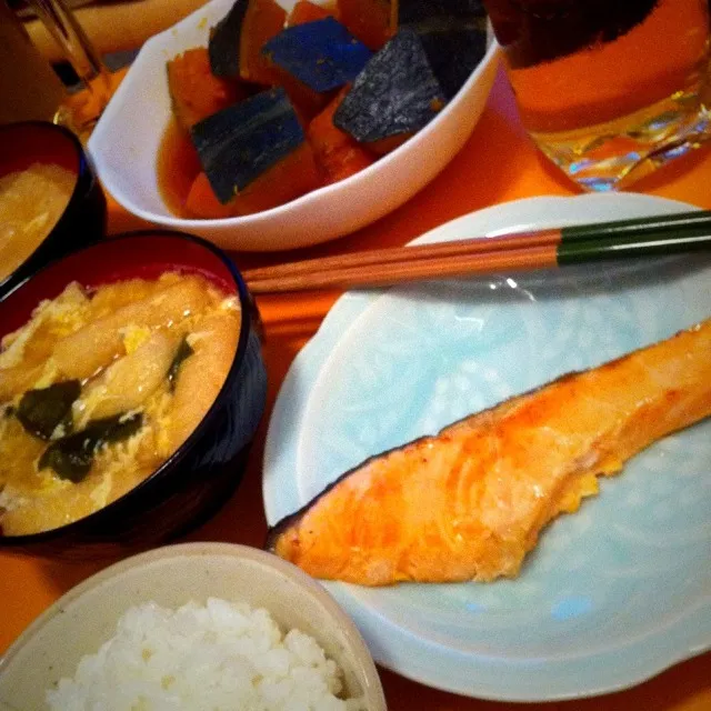 鮭のムニエル&カボチャの煮物&油揚げの味噌汁。ごちそうさま(^O^)|ramuta mitohiさん