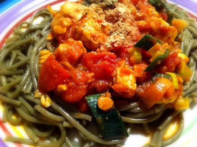 spelt pasta with tempeh-tomato-sauce and nutritional yeast flakes|Gabiさん