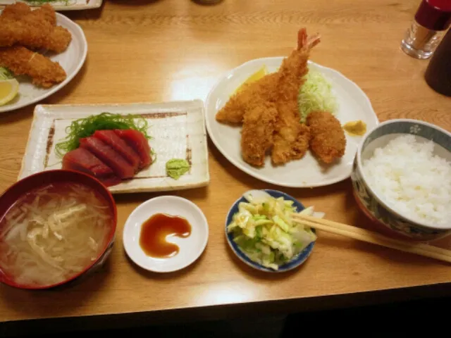 エビフライとカキフライのランチ。マグロの刺身もついてすごーいボリューム。でも全部美味かった！|SATOSHI OOCHIさん