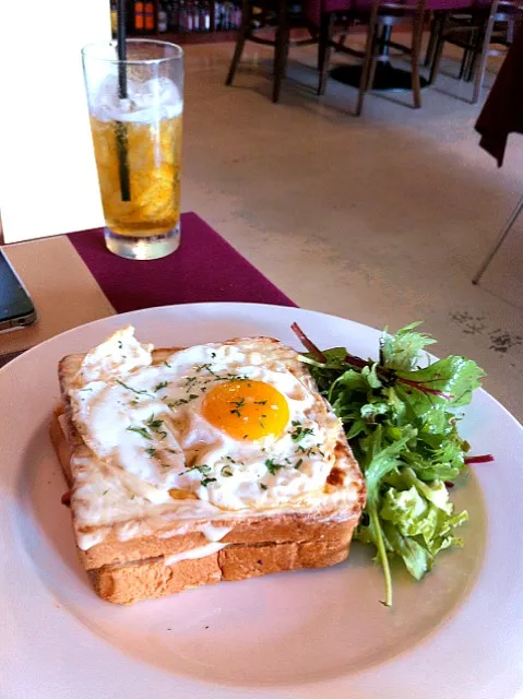 Snapdishの料理写真:Croque madame sandwhich with a nice icy cold passion fruit tea|Rhythmiqueさん