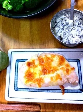 実は、こちら私が卵をつけ忘れただのササミのチーズ焼きに。私はコレステロールを気にしてあげたんだよ。とナイスフォローも虚しく「あー美味しかった♡ササミのチーズ焼き。」と。くそう。|eikoさん