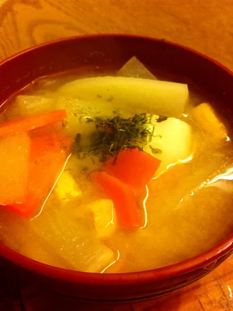 今日の晩ご飯、あん餅雑煮。普通のにんじんだとやっぱりなんか違う…|Hitomi FURUKAWAさん