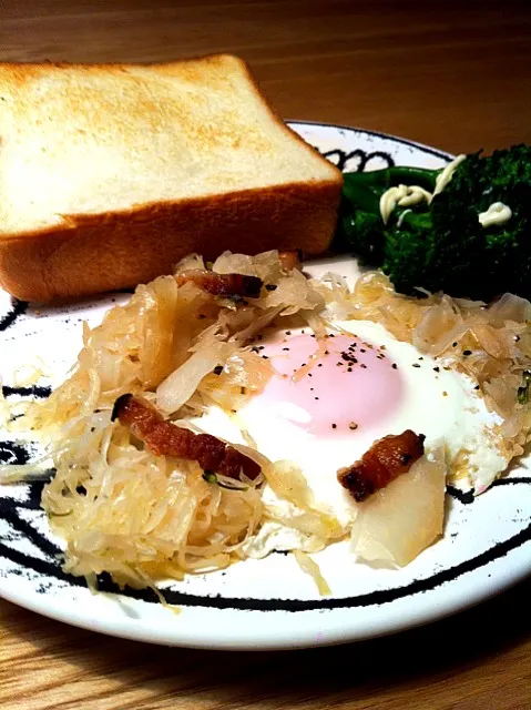 ザワークラウトの目玉焼きと、厚切りトースト|odagitomokoさん