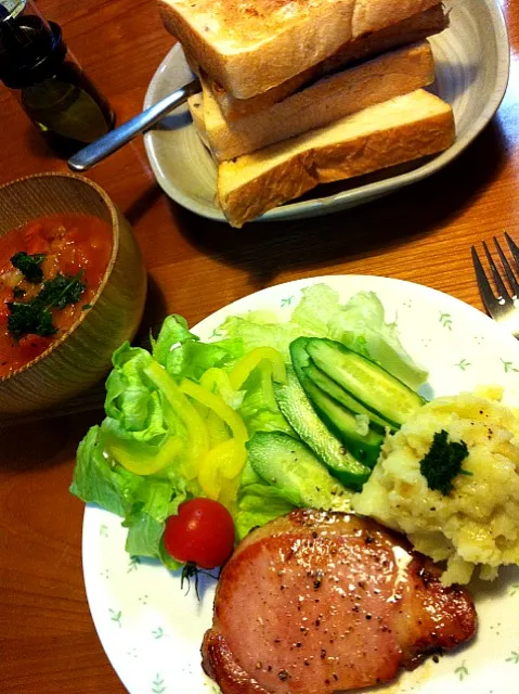 おはよーございます！頂き物のパンで今朝は洋食。たっぷり野菜のミネストローネはマンマの味～♫|Suzuki Akikoさん