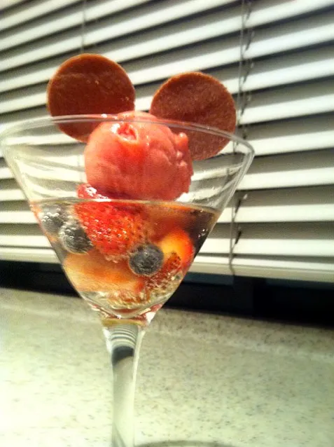 "mickey mouse" berry sorbet w champagne|willzさん