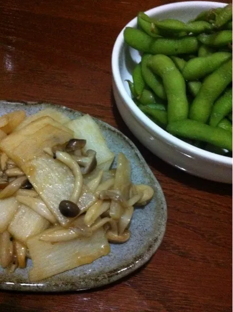 Snapdishの料理写真:長芋としめじのバター醤油炒め、枝豆|machinさん