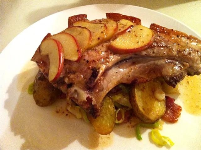 Pork chop with new potatoes, bacon and leeks|Catherine Coombesさん