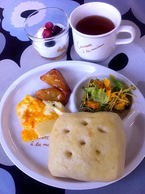 大学芋と塩パンの朝食|ケイさん