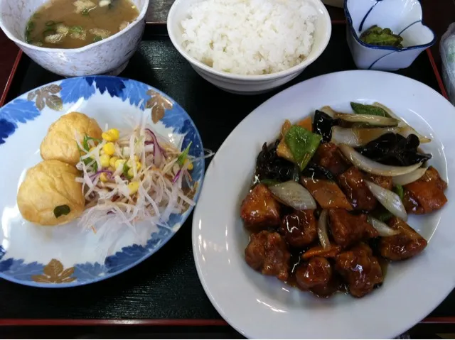 ランチセット 揚げ物、(味噌)スープ、ご飯と メインは酢豚|大石さん