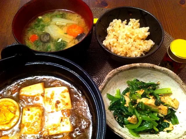 今日も夜ヨガ予定にて早い時間に軽めの和食。牛スジ豆腐、塩鶏と小松菜の粒マスタード和え、白菜トマトつまみ菜のお味噌汁、玄米ご飯。なにげに水曜から禁酒中、年末年始に膨らみきったカラダをなんとかせねば！|番長さん