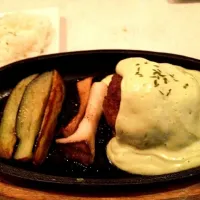 Snapdishの料理写真:アボカドハンバーグ アボカドクリームソース|mikiさん