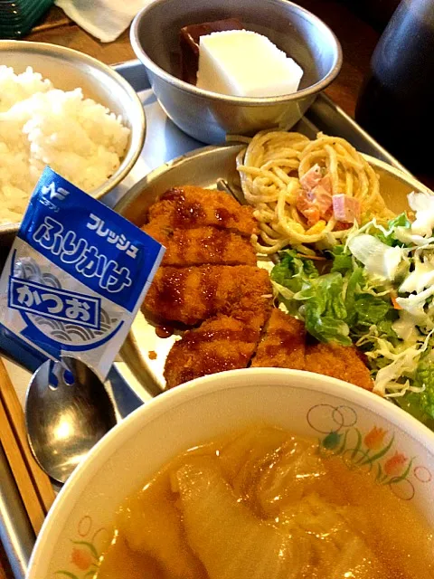 Snapdishの料理写真:今日の給食ランチ チキンカツ、スパゲティサラダ、野菜コンソメスープ|ダンディ☆和田さん