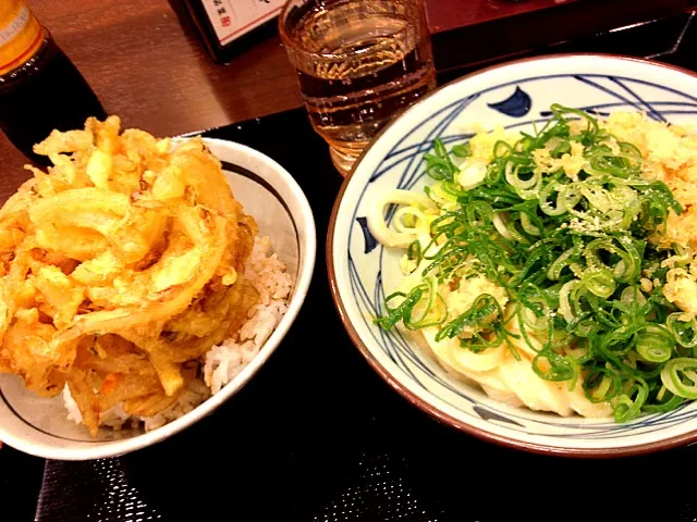 釜玉うどんとかき揚げ天丼。丸亀製麺は天ぷらが美味い。|a hosodaさん