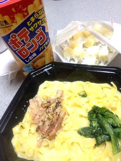 #夜おやつ  カルボナーラ、キャンディチーズ、ポテロング。  #夕飯 にラーメン食べたんだけどぜんぜん足りなかったんで帰りにコンビニ寄ってきた！|ms903さん