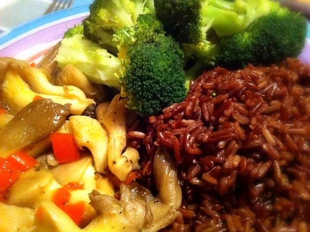 broccoli, oyster mushrooms, red rice|Gabiさん