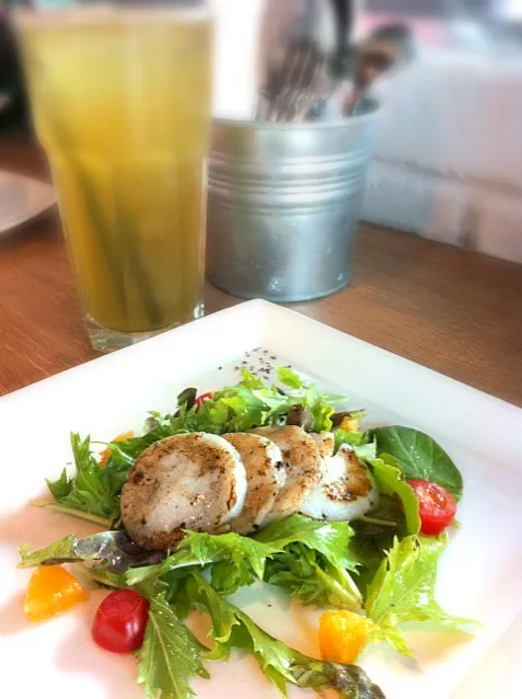 Snapdishの料理写真:seared scallop salad|willzさん