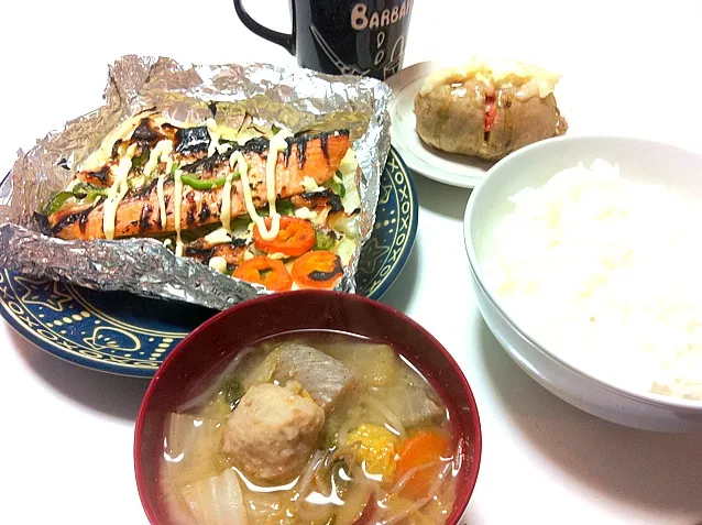 鮭の焼きと鶏だんごのみそ汁と明太バターポテト|田村さん