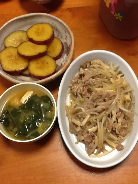 もやしと豚肉の炒め物とさつまいもの煮物と味噌汁|KanaHonoさん