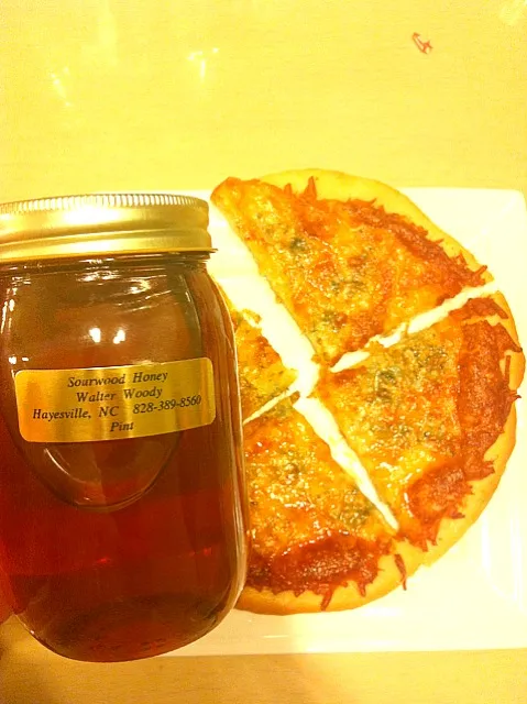 Snapdishの料理写真:Four Cheese and good ol' Carolina Sourwood Bee sweetness|CharlesTStewartさん