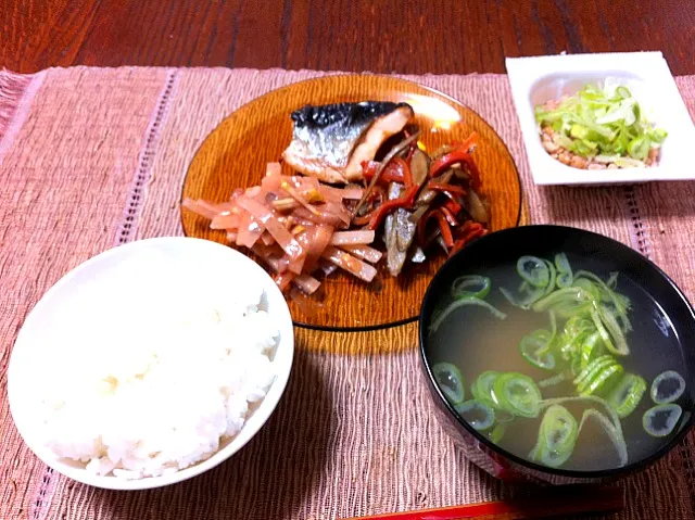 Snapdishの料理写真:鮭/金平牛蒡/大根と塩辛の檸檬和/納豆/御飯/味噌汁|alcoさん