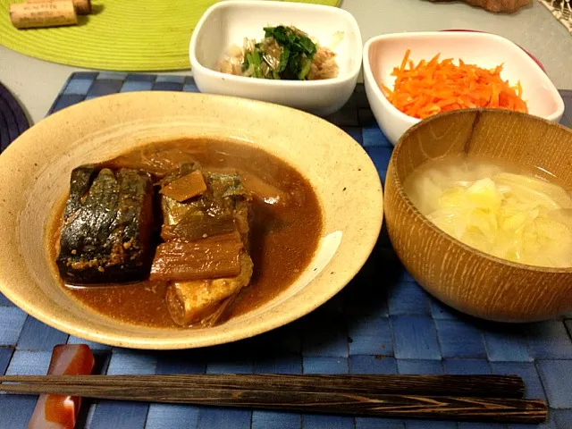 今日のご飯。鯖の味噌煮、人参しりしり、明日葉おひたし、お味噌汁。味噌煮は信州味噌、お味噌汁は白味噌。|Alicaさん