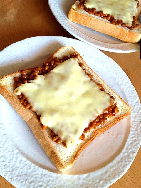 食べラー納豆チーズのせトースト|もーちゃんさん