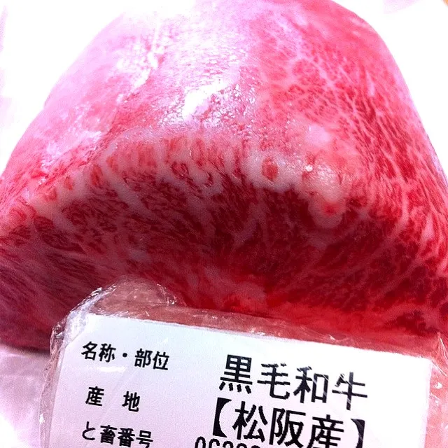 Snapdishの料理写真:【肉推し】今日は紋ずし肉三点セットを明治屋から仕入れました！入れると直ぐに無くなってはしまうのですが、先ずは三重県を代表する松坂ブランド！説明不要のA5ランクでっせ。|金子 雄介さん