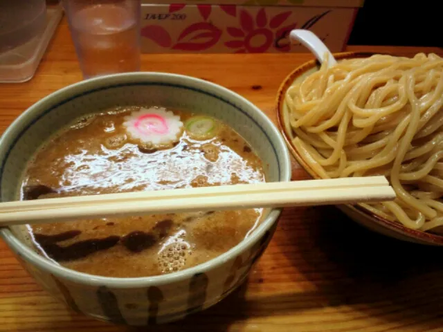 濃厚つけ麺の味玉入り中。久々の朧月へ。出汁と麺の相性とほのかに甘い味玉とそしてスープ割時に足してくれる三つ葉、イイっー！|SATOSHI OOCHIさん