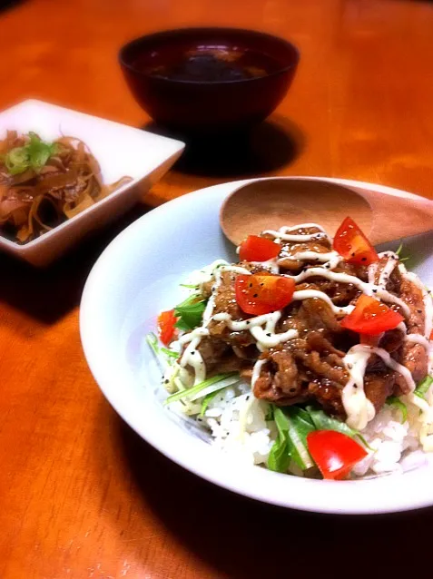 Snapdishの料理写真:ピリ辛サラダ豚丼、ヒラヒラ金平ごぼう、お味噌汁。|まゆさん