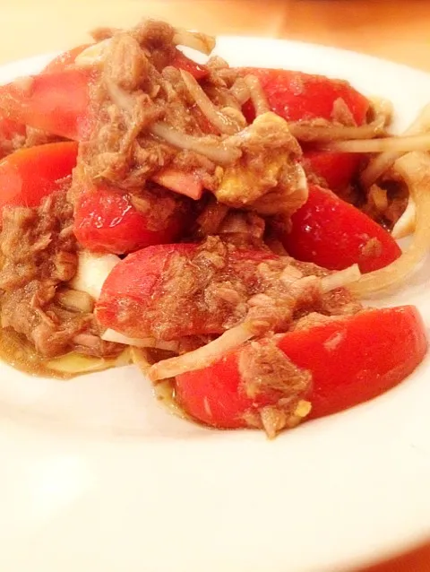 Snapdishの料理写真:Tomato salad with tuna, onion and egg|asit wangsuekulさん