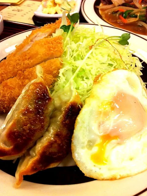 日替わり定食…ささみフライ、餃子、目玉焼き|shuさん