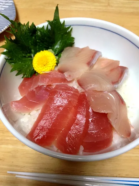 海鮮丼！魚が少ないのは最近ちょっと高いから…放射能汚染報道とかのせいか、東日本の魚がなくて西日本ばかり。で、少し高い。|mariさん