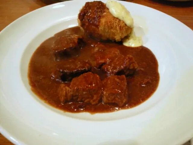 近所の洋食屋の牛すじ肉のシチューとカニクリームコロッケ。ドミグラソースもお肉の柔らかさも満足。クリームコロッケもイケてる。そしてご飯と味噌汁が美味い。洋食屋はこうじゃなくっちゃ！！|SATOSHI OOCHIさん