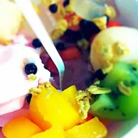 Berry yoghurt with mix fruits|Suhailiさん