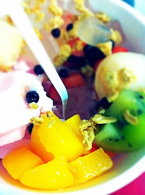 Snapdishの料理写真:Berry yoghurt with mix fruits|Suhailiさん