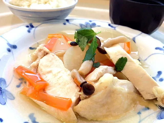 今日の社食はA定食。450円。蒸し鶏と大根のキノコあんかけ。へるしー！|ルーア・ブランカさん