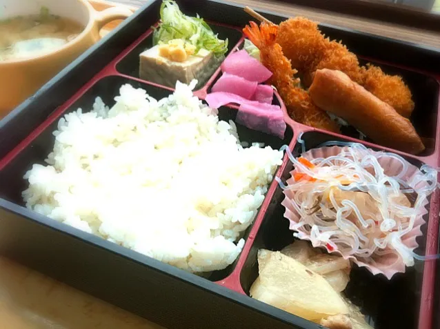 Snapdishの料理写真:本日のランチ。幕の内弁当(480円)|JTKさん