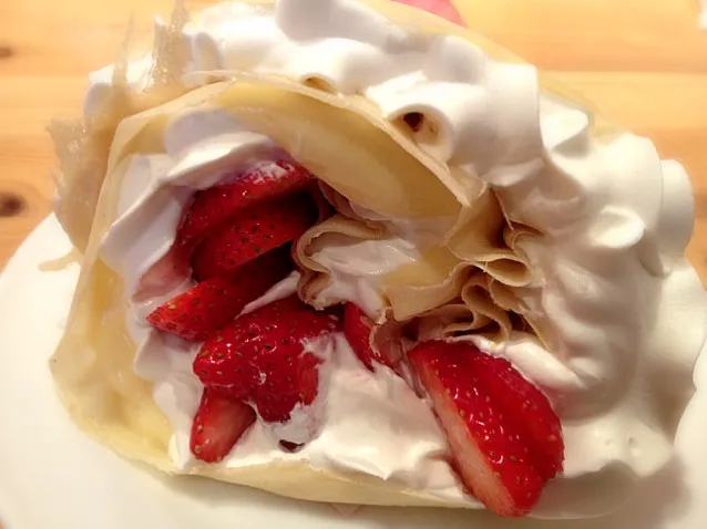 Crepe with strawberry custard caramel and whipped cream|Junya Tanakaさん