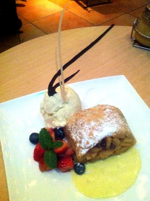 apple strudel with vanila ice-cream & berries|skyblueさん