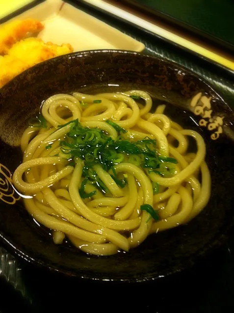 Snapdishの料理写真:昨日食べ過ぎたので、晩御飯ははなまるで、かけうどんにエビ天とイカ天のせ。|abe yoshiroさん