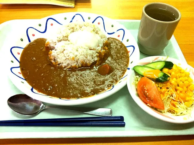 雑穀温玉カレー&サラダ|さほこさん