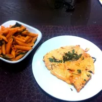 Salmoncito con perejil y salsa de mostaza con pasta a la espinaca con salsa de tomate!!!|Emmanuelさん