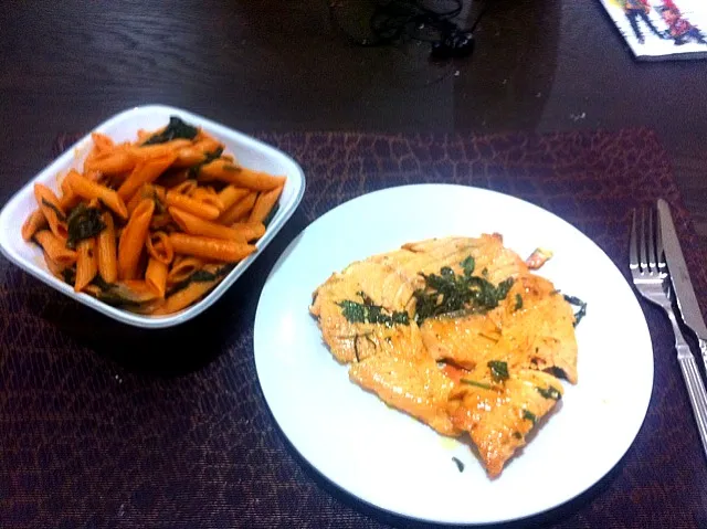 Snapdishの料理写真:Salmoncito con perejil y salsa de mostaza con pasta a la espinaca con salsa de tomate!!!|Emmanuelさん