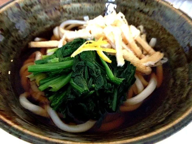 今日も寒い。岩原行った時に買った水沢うどん。ほうれん草と揚げ、柚子の皮。すぐにお腹空いちゃいそう！|canadienneさん