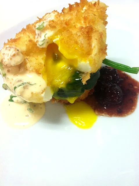 DEEP FRIED POACHED EGG OVER SPINACH AND  BLACKBERRY PONZU REDUCTION|GREG ARNOLDさん