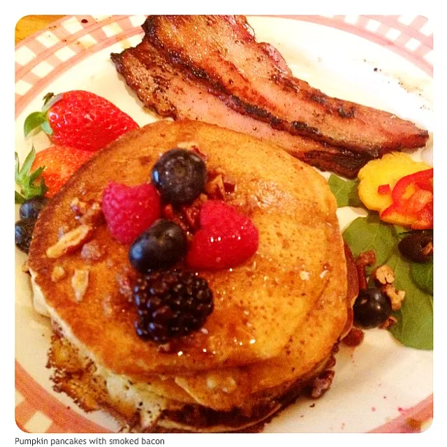 Pumpkin Pancakes with bacon & maple syrup, fresh berries and pecan nuts|Shanel Catastiさん