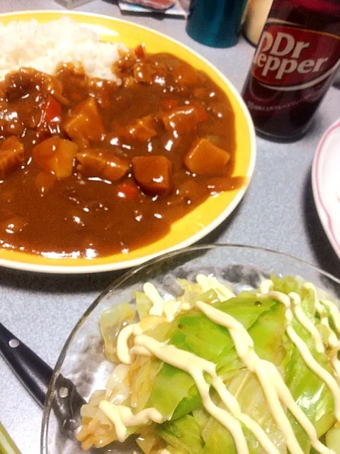 #夕飯 カレーライス、茹でキャベツポン酢マヨ、Dr.ペッパー。白米と一緒にカレーもおかわりした！|ms903さん