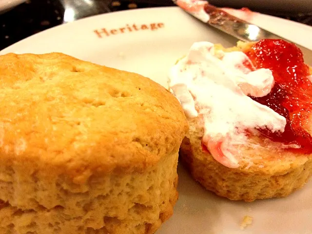 Snapdishの料理写真:scones.strawberry.jam|ej adamさん