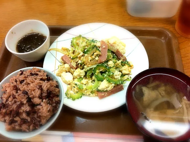 ゴーヤーチャンプルー定食(赤飯、もずく、中身汁)|miaco_macさん