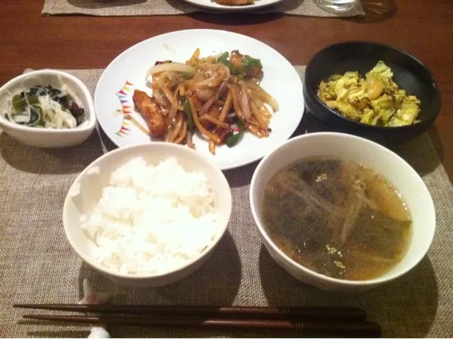 青椒肉絲風、春雨大根サラダ、キャベツ海老まよ、もやしとわかめの中華スープ|aichiさん